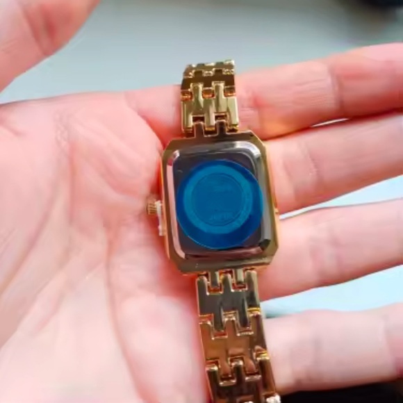 Panthere Classic Gold Crystal Stainless Steel Gold Watch - Picture 4 of 13